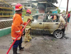 Mobil Chery Warna Silver Terbakar di Depan Gereja Kawasan Banmati Sukoharjo,