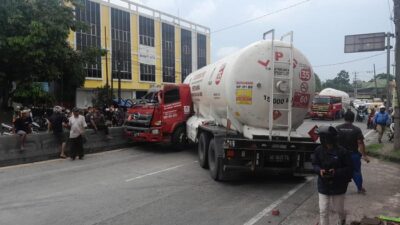 Truk Tangki LPG Tabrak 3 Kendaraan di Semarang, Akibat Rem Blong