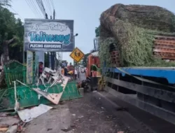 Detik-Detik Truk Tronton Tabrak Rumah Makan dan Mobil di Sragen