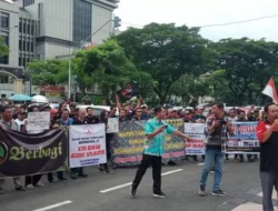 Demo Driver Taksi Online Jalan Pahlawan Semarang, Ini Tuntutan