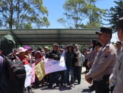 Unjuk Rasa Warga Soal Konflik Batas Desa, AKBP Hary Ardianto Pimpin Pengamanan