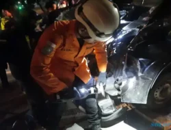 Mobil Pikap Seruduk Truk Boks di Semarang, Sopir & Kernet Terjepit Dashboard