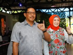 Jadi Pemilih Pemula, Pj Gubernur Jateng Nana Sudjana Nyoblos Pemilu Bareng Istri di Semarang
