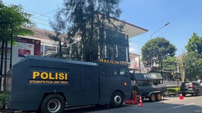 Pengamanan KPU Jateng Diperketat, Brimob dan Water Canon Dikerahkan