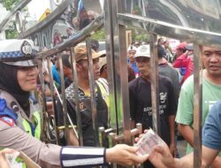 Humanis Polwan Bagikan Bunga dan Minum Saat Demo di Banjarnegara
