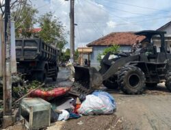 Kerahkan Pasukan Yonzipur, Kodam Diponegoro Bersihkan Sisa Banjir Demak