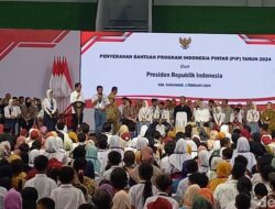 Presiden Jokowi Serahkan PIP ke 1.000 Pelajar di Sukoharjo