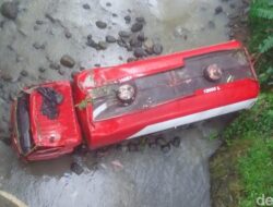 Kecelakaan Tunggal, Truk Tangki BBM Terjun Bebas ke Dasar Sungai Glagah Tonjong Brebes
