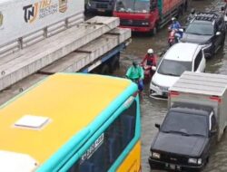 Jalan Kaligawe Raya Semarang Terendam Banjir, Banyak Kendaraan Mogok, Lalu Lintas Macet Parah