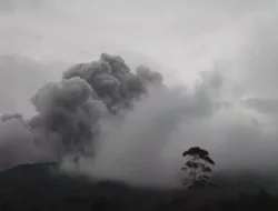 Boyolali Diguyur Hujan Abu Akibat Erupsi Gunung Merapi