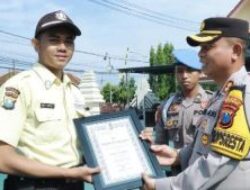 Kapolresta Banyuwangi Beri Penghargaan Anggota Berprestasi, Termasuk 2 Security