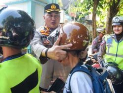 Promotor Keselematan Berlalu Lintas, Polresta Banyuwangi Berbagi Ratusan Helm Kepada Siswa SD