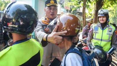 Promotor Keselematan Berlalu Lintas, Polresta Banyuwangi Berbagi Ratusan Helm Kepada Siswa SD
