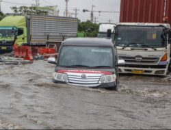 Jalan Pantura Demak Macet Sepanjang 16 KM Imbas Banjir di Semarang
