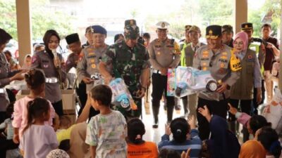 Kapolda Jateng Bersama Pangdam IV Diponegoro Sambangi Korban Banjir Grobogan