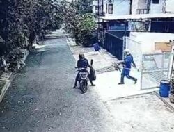 Dua Pemuda Curi Alat Proyek di Banyumanik Semarang Terekam CCTV