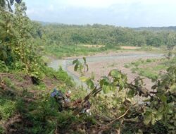 Bantaran Sungai Longsor, Jalan Semarang-Salatiga Terancam Putus