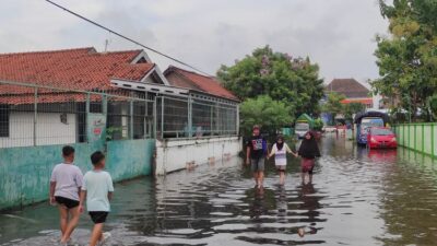 Kampung Genggongan Terendam Akibat Banjir Demak Meluas, Warga Mengungsi