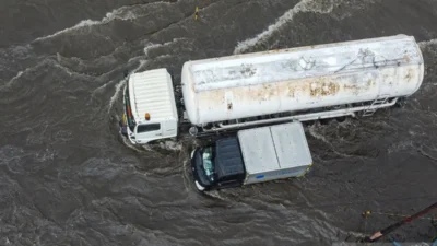 Jalur Pantura Semarang terendam banjir hingga ketinggian 1,5 meter