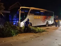 Kronologi Bus Eka Tabrak Tiang Lampu Depan Rudin Bupati Sragen