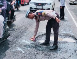 Personil Satlantas Polres Batang Tandai Jalan Berlubang, Minimalisir Kecelakaan