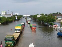 Truk Mulai Melintas, Begini Kondisi Banjir Jalan Kaligawe Semarang Sore Ini