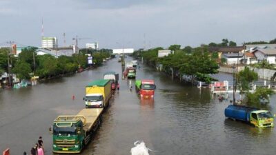 Truk Mulai Melintas, Begini Kondisi Banjir Jalan Kaligawe Semarang Sore Ini