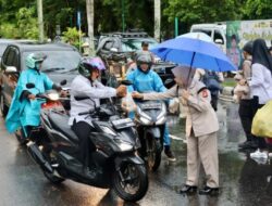 Ditengah Guyuran Hujan, Personel Polda Kalteng Tetap Semangat Bagi Takjil