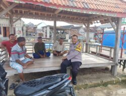 Patroli Dialogis Dengan Nelayan, Bhabinkamtibmas Ingatkan Waspada Gelombang Tinggi