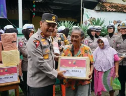 Sambangi Korban Banjir di Juwana Pati, Kapolda Jateng bersama Pangdam IV Diponegoro Salurkan Sembako
