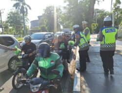 Personel Ditlantas Polda Aceh Bagikan Takjil kepada Pengendara