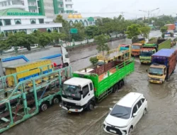 Pantura Kaligawe Semarang Banjir, Lalu Lintas Padat Merayap