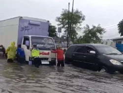 Jalan Kaligawe Kembali Terendam Banjir, Arus Lalu Lintas Pantura Semarang-Demak Lumpuh, Ketinggian Air 20-40 Cm, Banyak Kendaraan Mogok