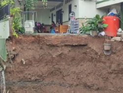 Hujan lebat akibatkan jalan ambles sedalam 12 meter di Semarang