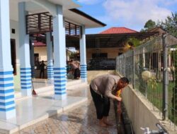 Jalin Sinergitas TNI-Polri Menyambut Ramadhan, Kapolres Humbahas Tak Sungkan Bersihkan Parit Masjid