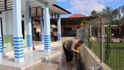 Jalin Sinergitas TNI-Polri Sambut Ramadhan, Kapolres Humbahas Tak Sungkan Bersihkan Parit Masjid