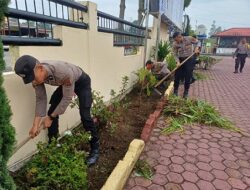 Akhir Pekan, Kapolres Humbahas dan Personel Gotong Royong Bersihkan Mako