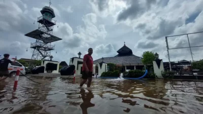 Sungai Kalijajar Meluap, Masjid Agung Demak Dilanda Banjir, Akses Jalan Masuk Kota Demak Ditutup