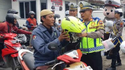 Polres Rembang Bagikan Helm Gratis pada Ops Keselamatan Candi 2024