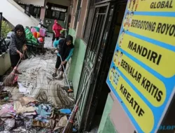 Dibantu Damkar, Guru di Semarang Gotong Royong Bersihkan Sekolah Pascabanjir
