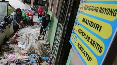 Pascabanjir di Semarang, Guru Dibantu Damkar Gotong Royong Bersihkan Sekolah