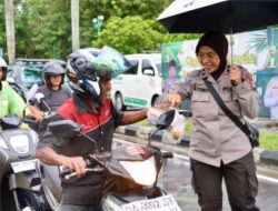 Personel Polda Kalteng Tetap Semangat Bagi Takjil Meski Hujan