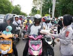 Ratusan Takjil Dibagikan Rumkit Bhayangkara Polda Kalteng Jelang Buka Puasa