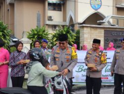 Safari Ramadan di Polres Kobar, Kapolda Kalteng Bagikan Ratusan Takjil Untuk Warga