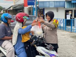 100 Paket Takjil Dibagikan Polres Sukoharjo untuk Berbuka Masyarakat