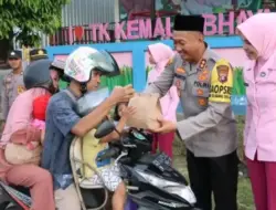 Bagikan Takjil, TK Kemala Bhayangkari Polres Lamandau Ajari Berbagi Sejak Dini