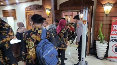 Polisi Sterilisasi Ruangan Rapat Rekapitulasi Penghitungan Suara Tingkat Kota Semarang