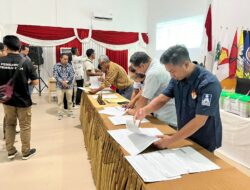 Amankan Hari Kedua Rekapitulasi, Personel Polres Lamandau Siaga di Kantor KPU