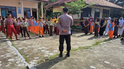 Bhabinkamtibmas Polsek Kolam Menjadi Pembina Upacara di SD Riam Durian