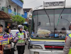 Personil Polres Banjarnegara Beri Himbauan Tingkatkan Kesadaraan Tertib Lalu Lintas